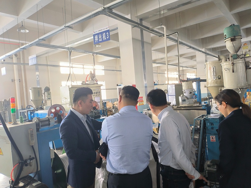 长裕唐总为来访客户讲解了公司押出机段的运作情况