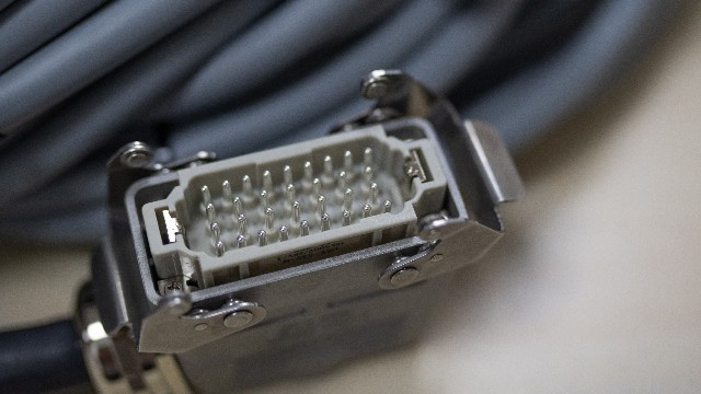 电控柜内线缆及内部器件保养方法